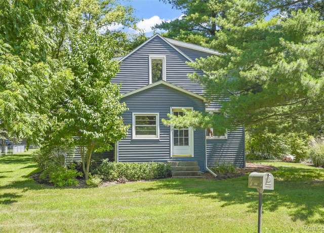 Property at 3257 Saint Clair Dr, Rochester Hills, MI 48309, 4 beds, 3 baths