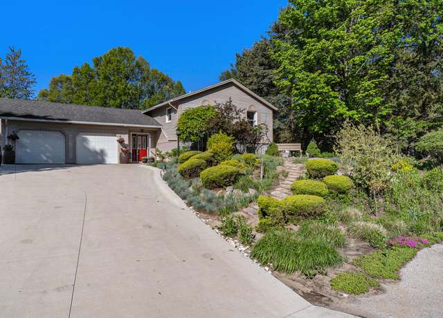 Property at 17653 Hiawatha Dr, Spring Lake, MI 49456, 7 beds, 2.5 baths
