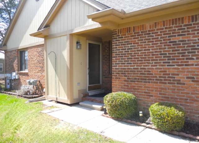 Property at 16918 Country Ridge Dr, Macomb, MI 48044, 2 beds, 2 baths