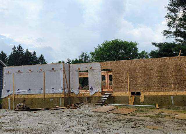 Property at 6131 N Irish Rd, Davison, MI 48423, 7 beds, 2 baths