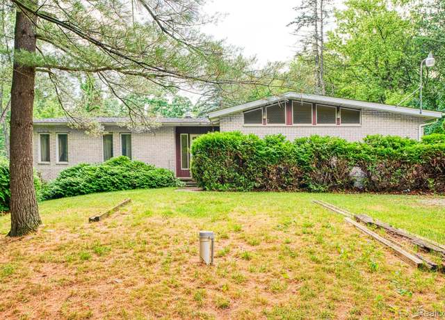 Property at 5260 Kensington Rd, Brighton, MI 48114, 3 beds, 3 baths