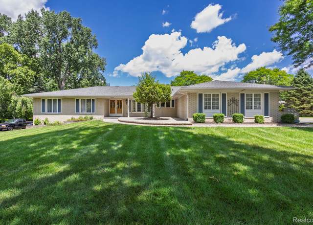 Property at 20065 N Riverhill Dr, Clinton Township, MI 48036, 4 beds, 2.5 baths