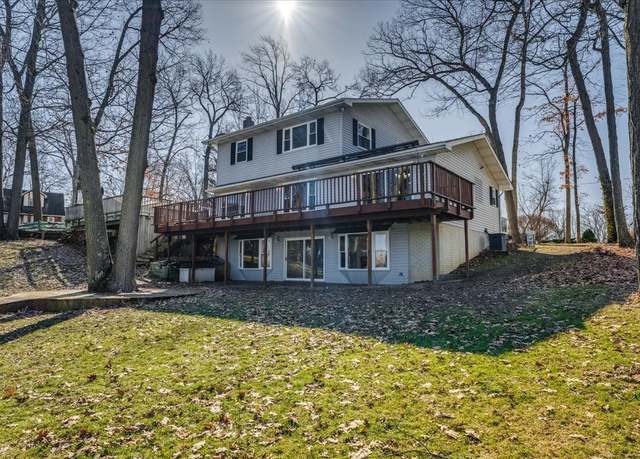 Property at 6402 Hartwood Dr, Fenton, MI 48430, 4 beds, 4.5 baths