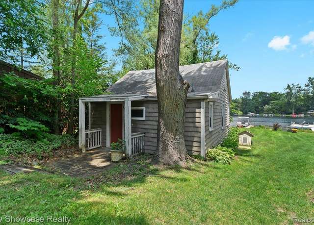 Property at 6912 Colony Dr, West Bloomfield, MI 48323, 2 beds, 1 bath