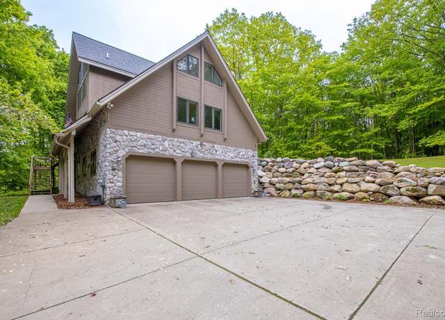 Property at 4076 Cross Rd, White Lake, MI 48386, 3 beds, 3.5 baths