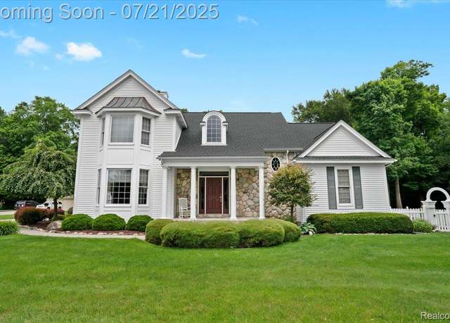 Property at 2272 Ridgemoor Ct, Burton, MI 48509, 3 beds, 2.5 baths