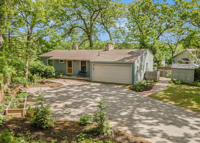 Property at 1920 Oakcliff Dr NE, Grand Rapids, MI 49525, 3 beds, 2 baths