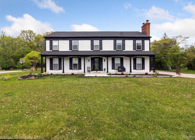 Property at 5242 Cedarhurst Dr, West Bloomfield, MI 48322, 4 beds, 2.5 baths