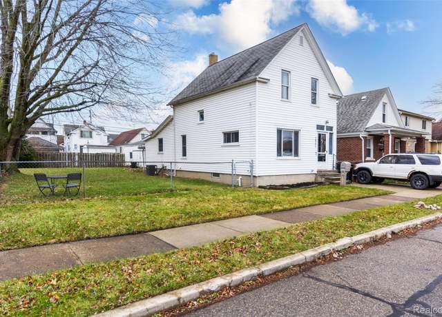 Property at 1821 4th St, Wyandotte, MI 48192, 3 beds, 1.5 baths