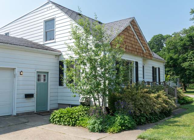 Property at 1247 Catalina Dr, Flint, MI 48507, 5 beds, 2 baths