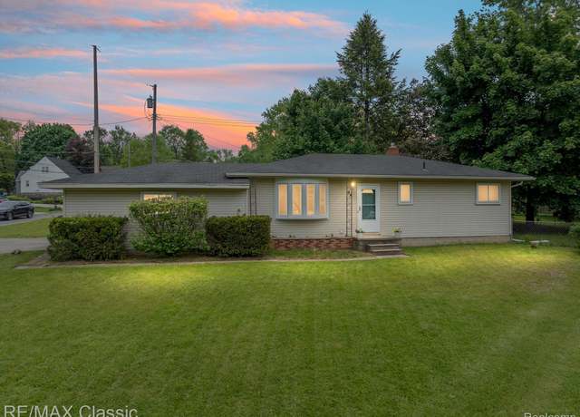 Property at 94 Crescent Lake Rd, Waterford, MI 48327, 2 beds, 2 baths