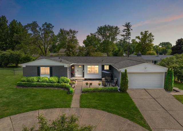 Property at 25692 Chapelweigh Dr, Farmington Hills, MI 48336, 3 beds, 3 baths