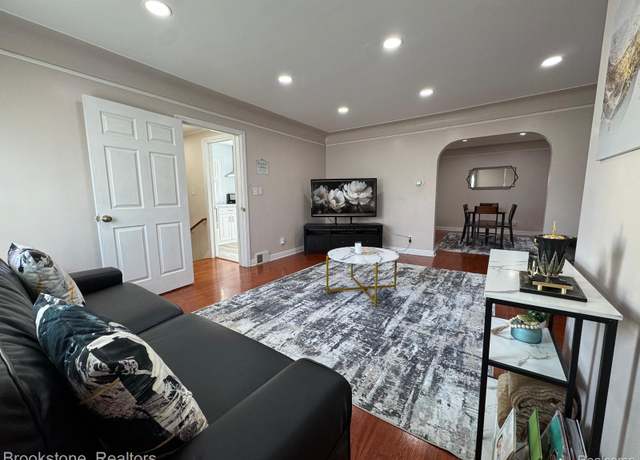 Property at 7261 Reuter St, Dearborn, MI 48126, 5 beds, 3.5 baths