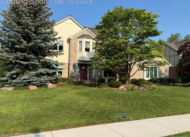 Property at 19239 Glen Eagles Dr, Livonia, MI 48152, 4 beds, 2.5 baths