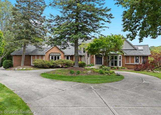 Property at 4395 Hickory Ct, Orchard Lake, MI 48323, 4 beds, 3.5 baths