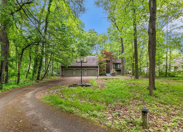 Property at 5130 Whitlow Ct, Commerce Twp, MI 48382, 3 beds, 2.5 baths