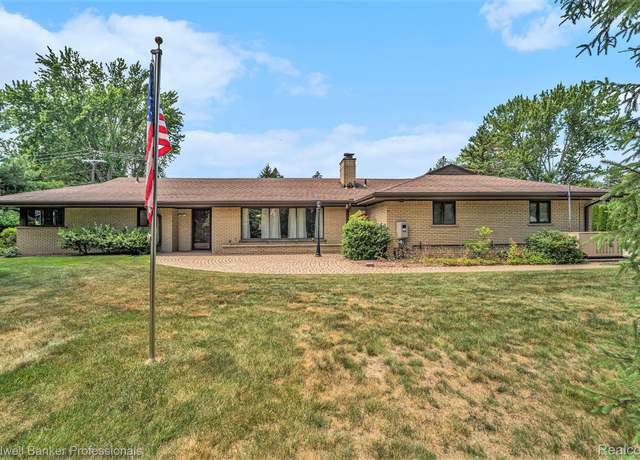Property at 16161 Hubbard St, Livonia, MI 48154, 3 beds, 1.5 baths