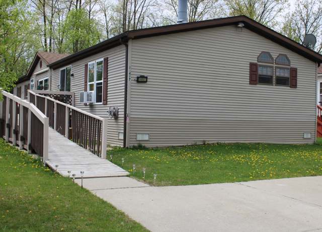 Property at 24497 Manchester Dr, Flat Rock, MI 48134, 3 beds, 2 baths