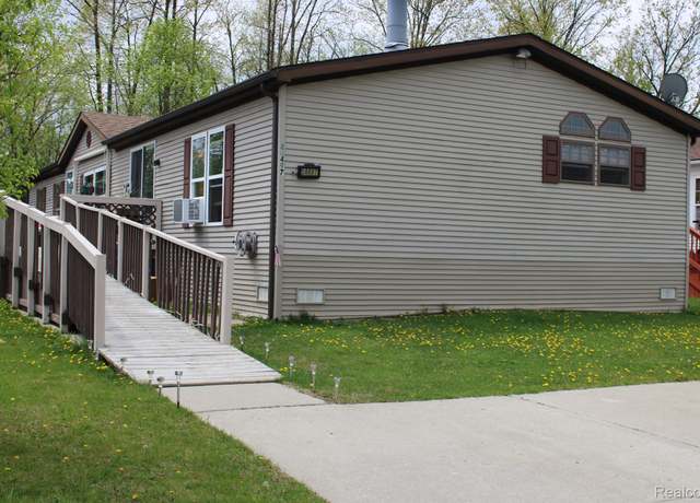 Property at 24497 Manchester Dr, Flat Rock, MI 48134, 3 beds, 2 baths