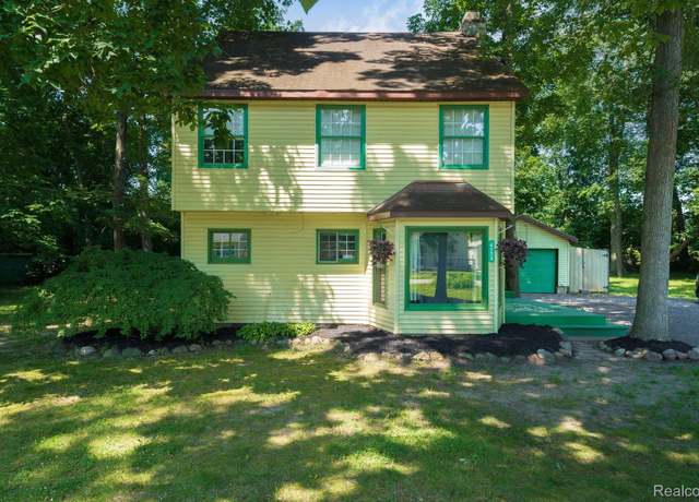 Property at 4725 Hickory Dr, Highland, MI 48356, 3 beds, 2.5 baths