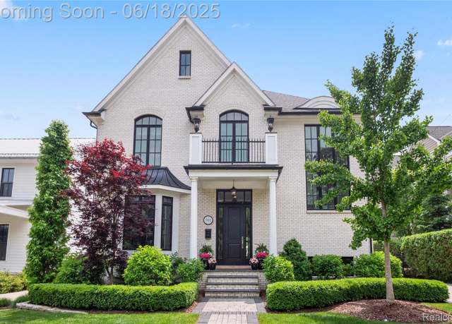 Property at 933 N Sherman Dr, Royal Oak, MI 48067, 4 beds, 4.5 baths