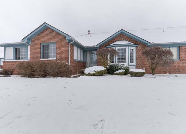 Property at 15750 Huntcliff Dr, Macomb Twp, MI 48044, 2 beds, 2 baths