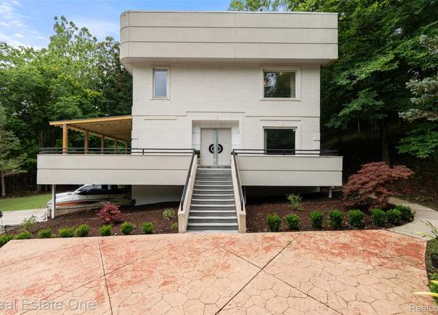 Property at 29230 Wildbrook Dr, Southfield, MI 48034, 4 beds, 5 baths