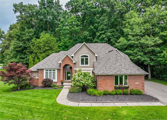 Property at 9884 Forest Ridge Dr, Clarkston, MI 48348, 4 beds, 3.5 baths
