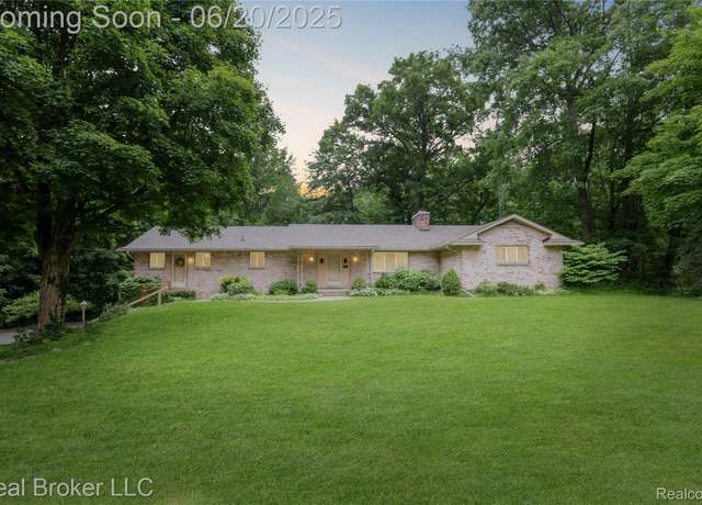 Property at 5492 N Sycamore Dr, Burton, MI 48509, 3 beds, 4.5 baths