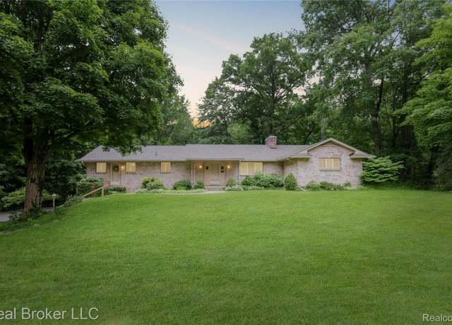 Property at 5492 N Sycamore Dr, Burton, MI 48509, 3 beds, 4.5 baths