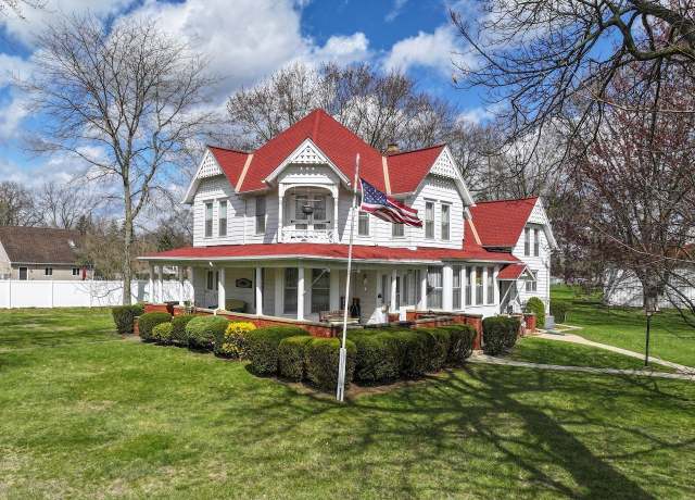 Property at 402 W Shiawassee Ave, Fenton, MI 48430, 6 beds, 2.5 baths