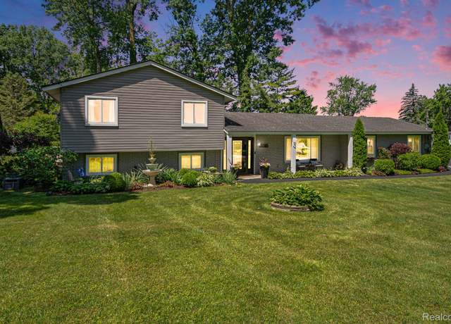 Property at 890 Beachway Dr, White Lake, MI 48383, 3 beds, 1.5 baths