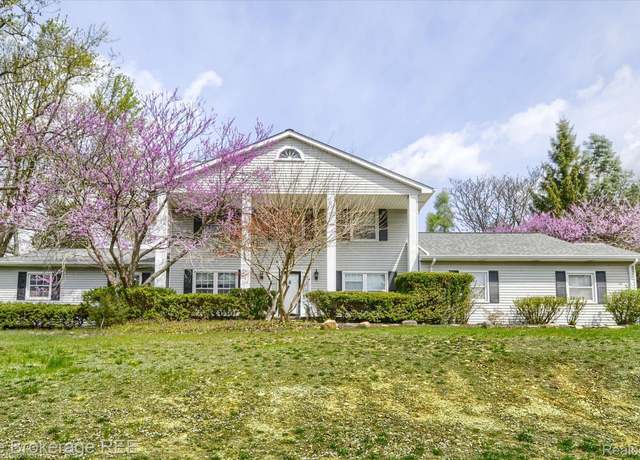 Property at 688 Uphill Rd, Milford Charter Township, MI 48381, 6 beds, 3.5 baths