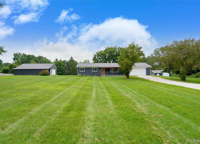 Property at 4566 Clyde Rd, Howell, MI 48855, 3 beds, 2.5 baths