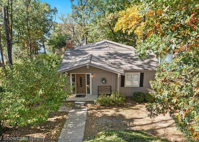 Property at 3155 Ridge Rd, White Lake Charter Township, MI 48383, 3 beds, 2.5 baths