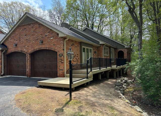 Property at 4017 Hidden Woods Dr, Bloomfield Hills, MI 48301, 2 beds, 3 baths