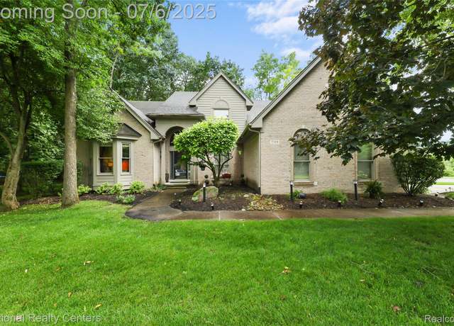 Property at 7319 Autumn Hill Dr, West Bloomfield, MI 48323, 3 beds, 2.5 baths