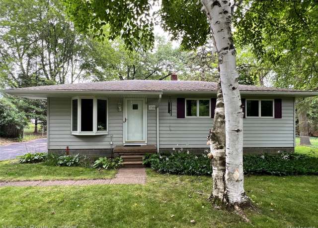 Property at 1739 Weymouth St, West Bloomfield, MI 48324, 3 beds, 1 bath