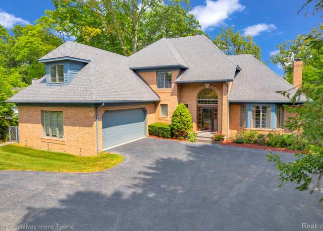 Property at 2620 Strawberry Ln, Port Huron Charter Township, MI 48060, 4 beds, 4 baths