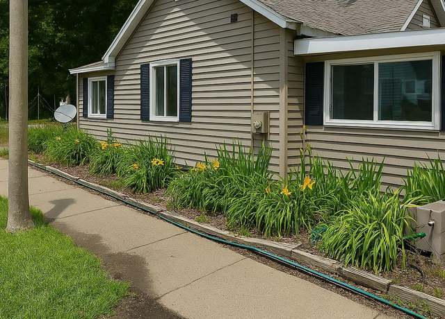 Property at 100 Fenton St, Lansing, MI 48910, 2 beds, 1 bath