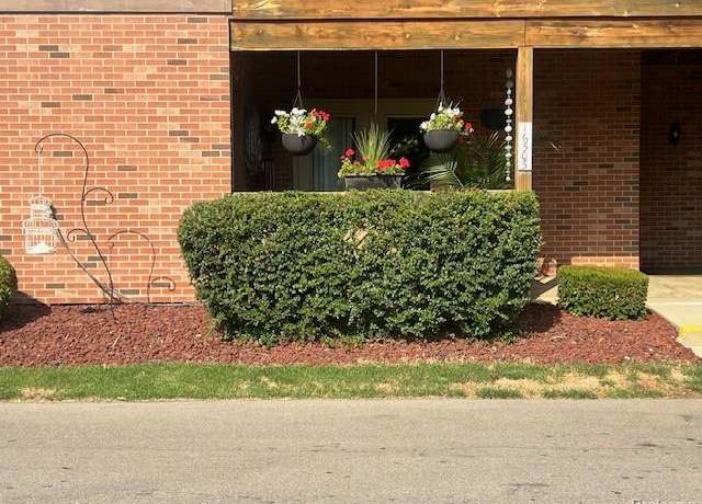 Property at 16505 Woodlane Rd, Fraser, MI 48026, 2 beds, 1 bath