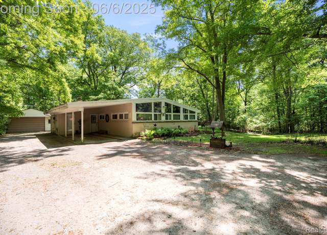 Property at 25022 Pimlico Ct, Farmington Hills, MI 48336, 2 beds, 1 bath