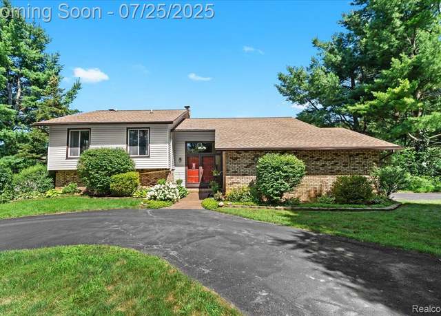 Property at 3862 Saddle Ln, Milford, MI 48381, 4 beds, 2 baths