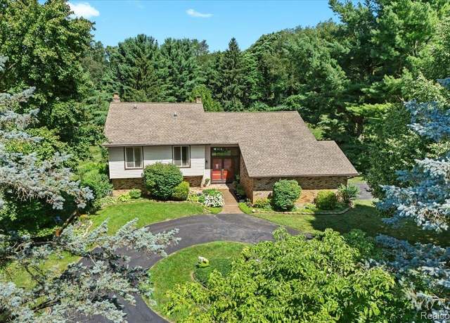 Property at 3862 Saddle Ln, Milford, MI 48381, 4 beds, 2 baths