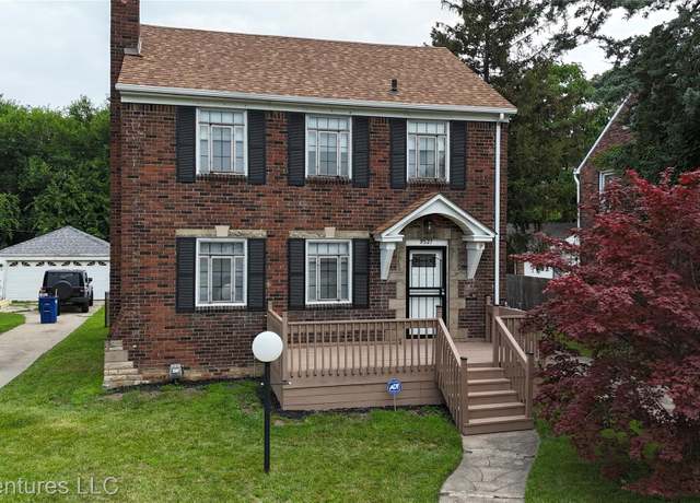 Property at 9527 E Outer Dr, Detroit, MI 48213, 3 beds, 1.5 baths