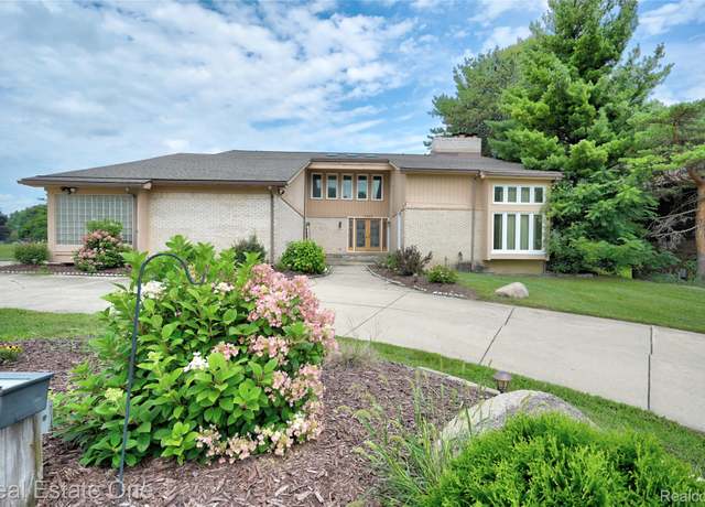 Property at 6040 Fairbrook Dr, West Bloomfield Charter Township, MI 48322, 4 beds, 2.5 baths