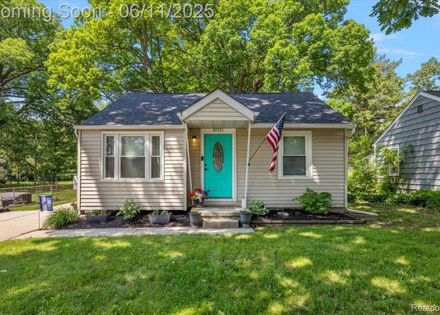 Property at 21531 Collingham Ave, Farmington, MI 48336, 3 beds, 1.5 baths