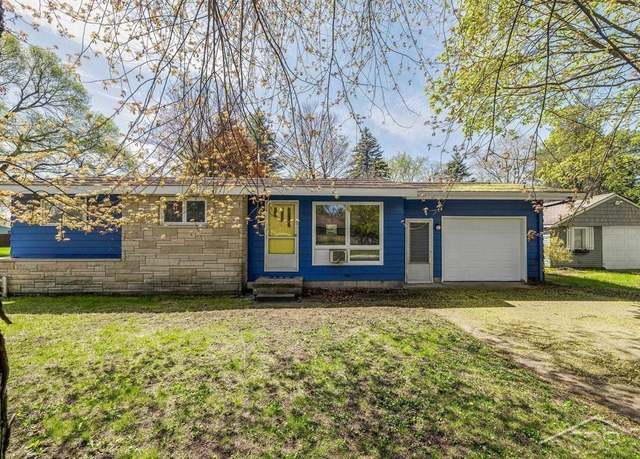 Property at 301 W Fourth St, Gladwin, MI 48624, 3 beds, 1 bath