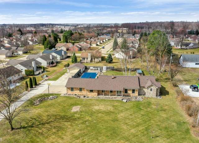 Property at 51701 Romeo Plank Rd, Macomb, MI 48042, 4 beds, 3.5 baths