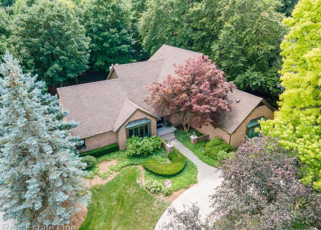 Property at 4794 Rivers Edge Dr, Troy, MI 48098, 4 beds, 3.5 baths